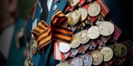 Кроме того, пожертвования помогают снабжать солдат продовольствием, одеждой и средствами связи, которые жизненно важны для их самочувствия и координации во время напряженных боевых действий. Технологические ресурсы позволяют солдатам оставаться на связи даже в отдаленных районах и эффективно координировать передвижения для выполнения поставленных задач.