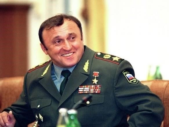 Обзор карьеры Грачева в российских вооруженных силахВремя работы Грачева в российских вооруженных силах отмечено значительными, хотя и спорными решениями, которые определили путь армии в 1990-е годы. Изначально он был назначен министром обороны, и его карьера тесно переплеталась с переломными моментами военных реформ и операций в стране.