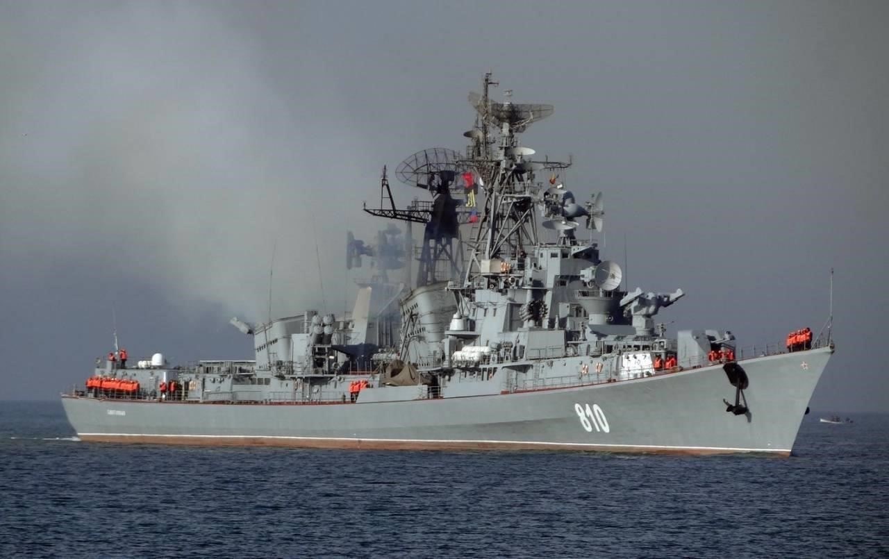 Одной из определяющих особенностей российского корвета является его роль в противокорабельных и противовоздушных операциях благодаря наличию современных ракетных комплексов. В состав вооружения корабля часто входят крылатые ракеты малой и средней дальности, способные поражать надводные корабли и наземные объекты. Корветы также обычно несут торпеды для противолодочной борьбы. Меньшие размеры и высокая маневренность позволяют им быть более маневренными, чем более крупные корабли, но при этом они жертвуют дальнобойностью и выносливостью, присущими крейсерам и фрегатам.