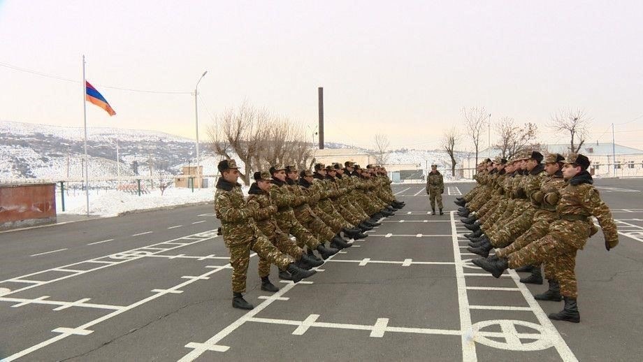 Процесс подготовки новобранцев в Армении: Основные этапыВ Армении процесс военной подготовки новобранцев структурирован и направлен на подготовку юношей к выполнению своих национальных обязанностей. Процесс призыва начинается с официального приказа Министерства обороны, предписывающего призыв годных к службе лиц. Призывники, известные как «призивники», проходят первичную аттестацию в местных призывных пунктах, где они проходят медицинское и психологическое обследование.