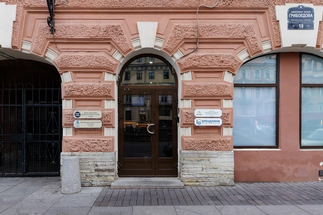Время работы офиса на улице Калинина, 34 в Санкт-Петербурге - с 9:00 утра до 6:00 вечера по будням. В выходные и праздничные дни офис не работает. Если вам необходимо посетить офис, приезжайте до закрытия, чтобы успеть пройти все необходимые процедуры.